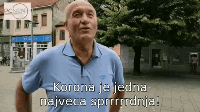 a man in a blue shirt says korona je jedna najveca sprrrrdnja