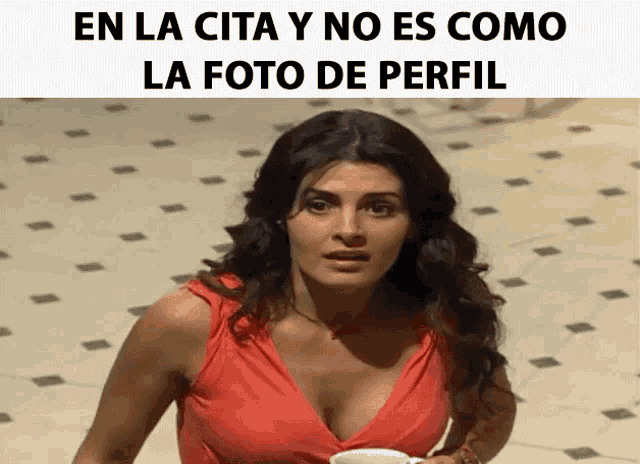 a woman in a red dress is holding a cup of coffee and the caption says en la cita