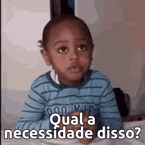 a little boy in a blue striped shirt is asking qual a necessidade disso ?