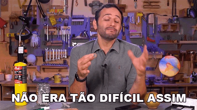 a man holds a coin in his hand and says " não era tao dificil assim "