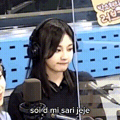 a woman wearing headphones is sitting in front of a microphone and says soid mi sari jeje .