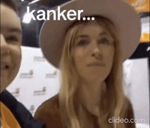 a woman wearing a hat is talking to another woman and the words kanker are on the screen