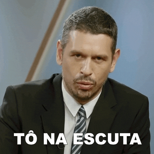 a man in a suit and tie with the words to na escuta written below him