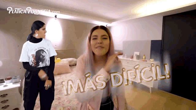 a woman in a bedroom with the words mas dificil written on the bottom