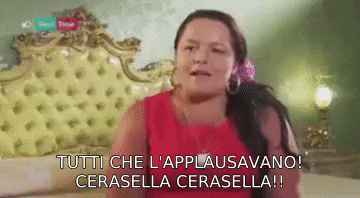 a woman is sitting on a bed with the words tutti che l' applausavano ceratella ceratella