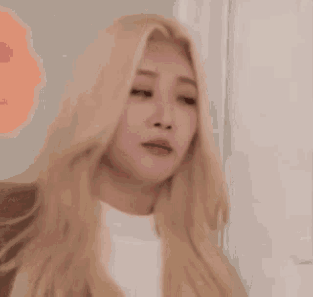 Loona Kim Lip GIF - Loona Kim Lip Kim Lip Staring GIFs