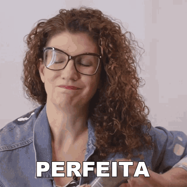 a woman with curly hair is wearing glasses and the word perfeita is on the bottom right