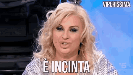 a woman with blonde hair says e incinta in a foreign language