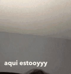 a white wall with the words aqui estooyyy written on it