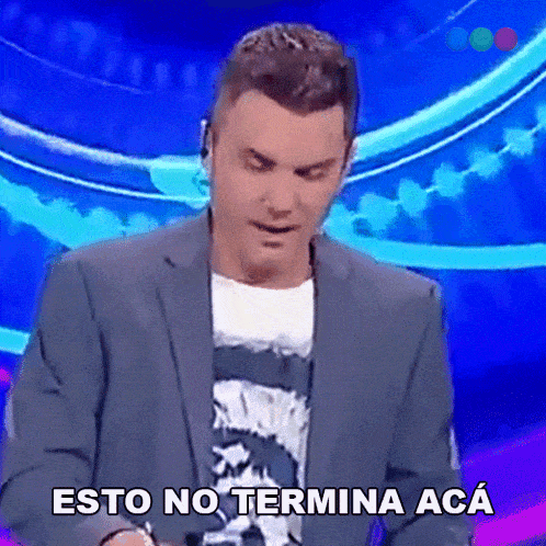 a man in a suit says " esto no termina aca " in front of a blue background