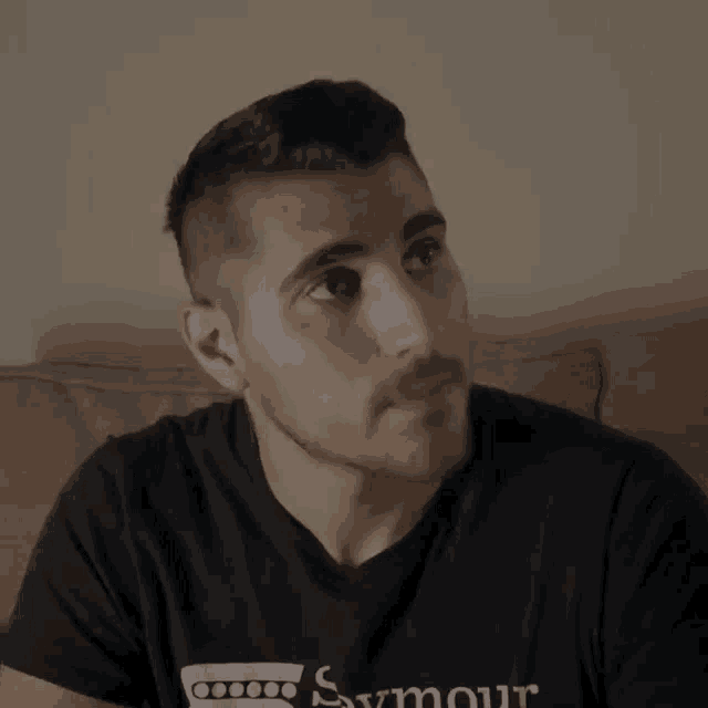 a man is wearing a black shirt that says squier on it
