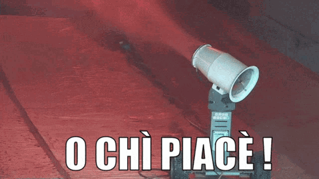 a sign that says o chi piace on it in a tunnel