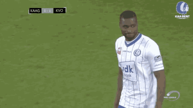 a soccer player giving a thumbs up in front of a scoreboard that says kaag 0-1 kvo