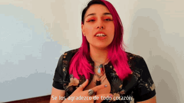 a woman with pink hair has the words se los agradezco de todo corazon below her