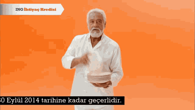 a man in a white shirt is standing in front of an orange background with the words ing ihtiyaç kredisi