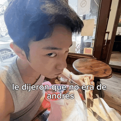 a young man is eating a piece of food with a caption that says le dijeron que no era de andres