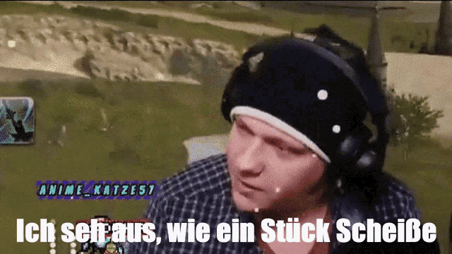 a man wearing headphones says ich set aus wie ein stück scheibe