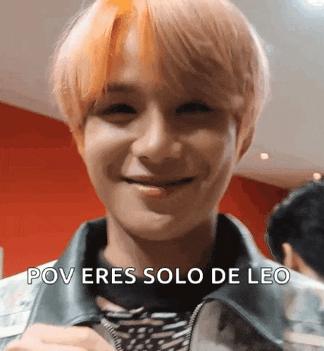 a close up of a person 's face with the words pov eres solo de leo written on it