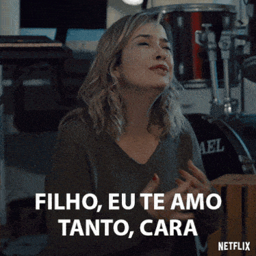 a woman says filho eu te amo tanto cara in front of a drum