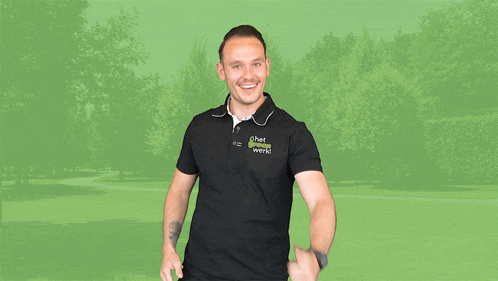 a man wearing a black shirt that says ' het groene werk ' on the back