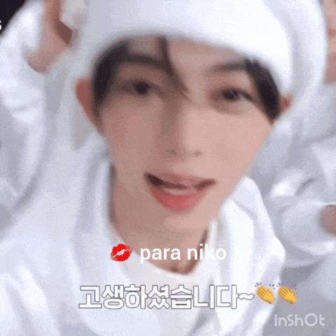 a close up of a person wearing a white hat with the words para niko on the bottom