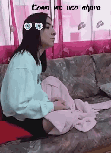a girl wearing glasses is sitting on a couch with the words como me veo ahora written above her
