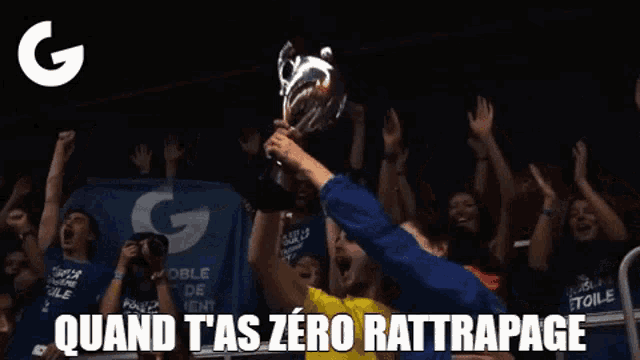 a man holding a trophy with the words quand t'as zero rattrapage