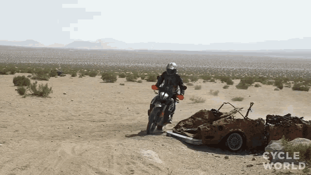 Taking A Sharp Bend Cycle World GIF - Taking A Sharp Bend Cycle World Driving Around A Corner With Speed GIFs