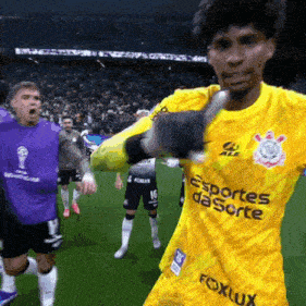 a soccer player wearing a yellow jersey that says " esportes da sorte " on it