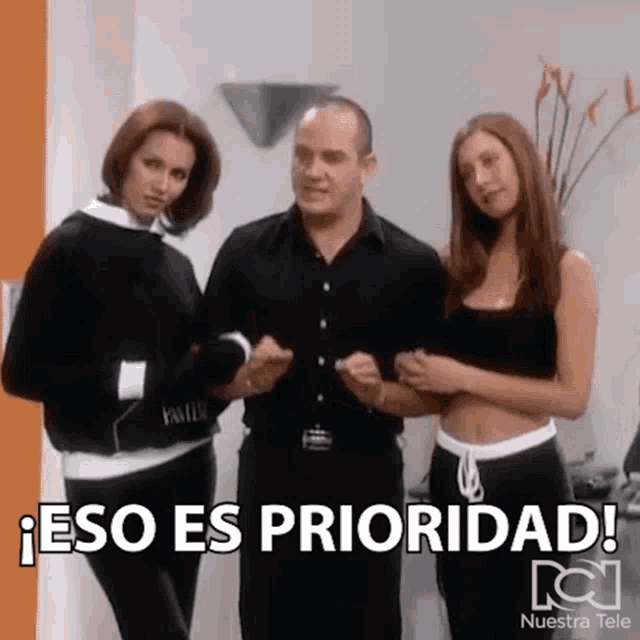 a man and two women are standing next to each other with the words eso es prioridad written on the bottom