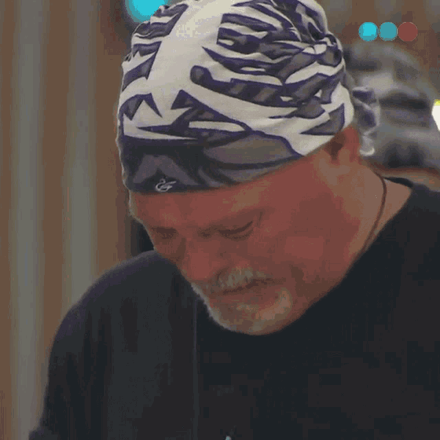 a man wearing a bandana says no in spanish