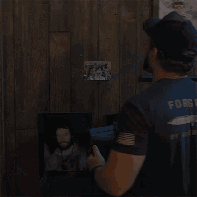 Hanging Picture On The Wall Sonny Quinn GIF - Hanging Picture On The Wall Sonny Quinn Seal Team GIFs