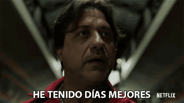 a man in a red shirt says he tenido dias mejores netflix on the bottom