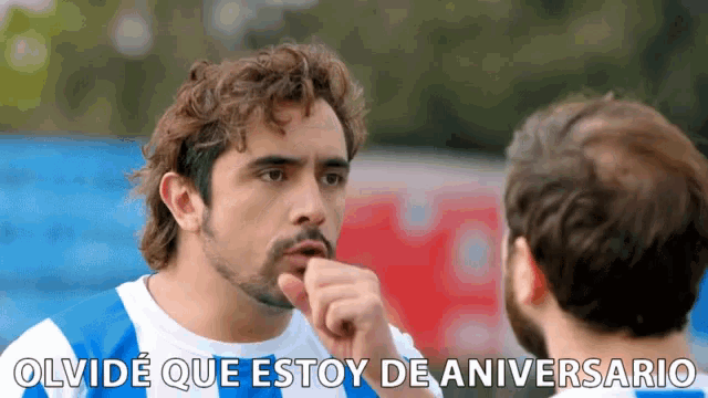 a man with a beard talks to another man with the words olvide que estoy de aniversario below him