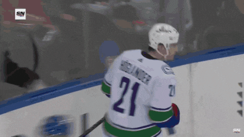 a hockey player with the number 21 on their jersey