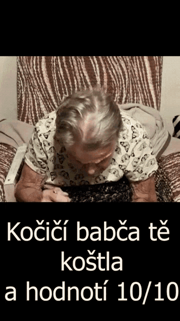 an older woman is sitting in a chair with the words kocici babca te kostla a hodnoti 10/10 on the bottom