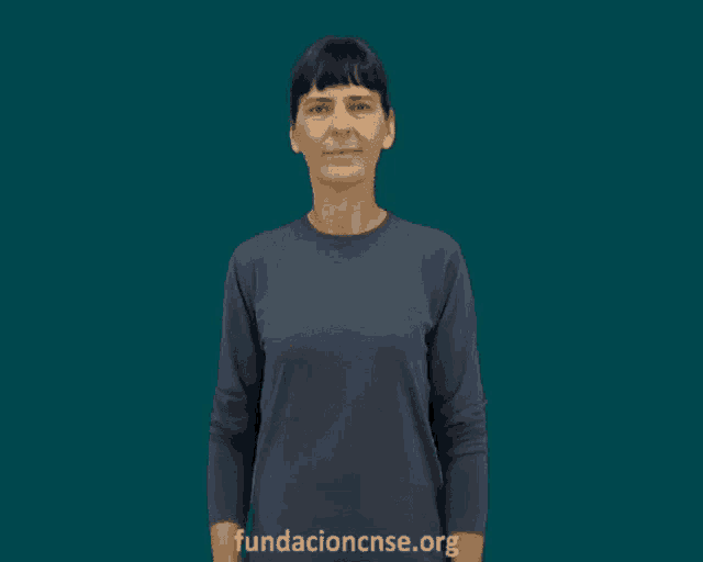 a woman in a blue shirt stands in front of a blue background with the words fundacioncnse.org on the bottom