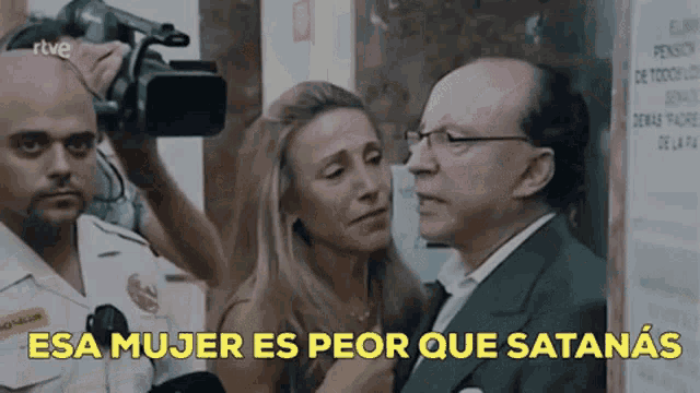 a man and a woman are standing next to each other with the words " esa mujer es peor que satanas " in yellow
