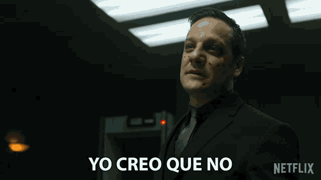 a man in a suit says yo creo que no in spanish