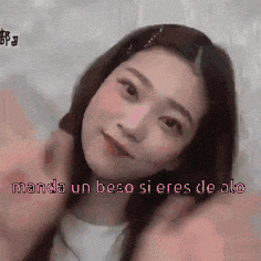 a woman is giving a thumbs up with the words manda un beso si eres de alto written below her