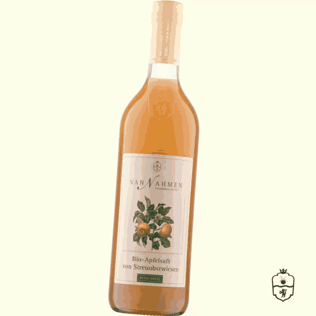 a bottle of van nahmen bio-apfelsaft von streuobstwiesen against a white background