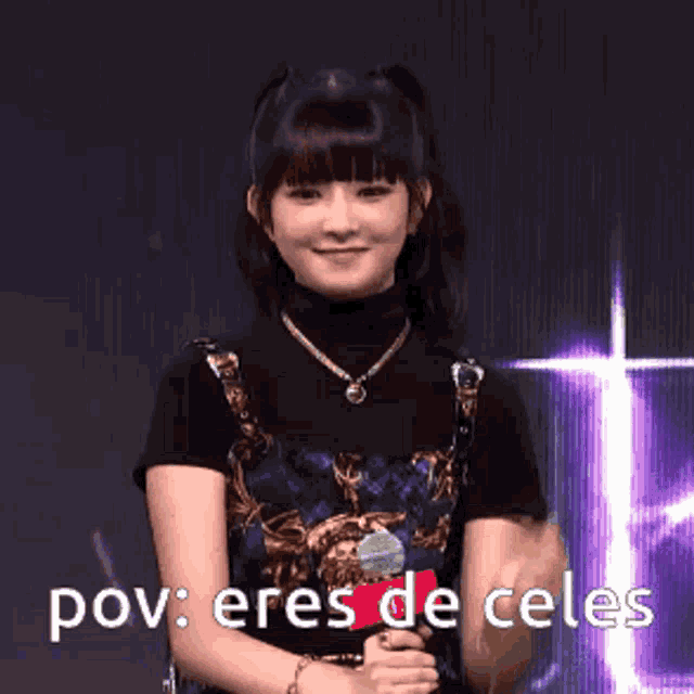 a girl is standing in front of a microphone with the words pov : eres de celes written on the bottom .