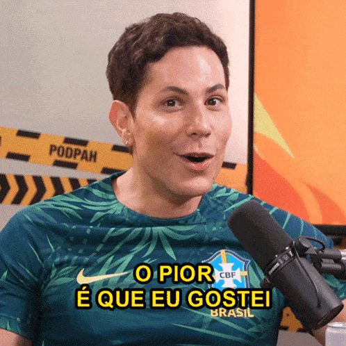 a man wearing a green shirt that says o pior e que eu gostei brazil