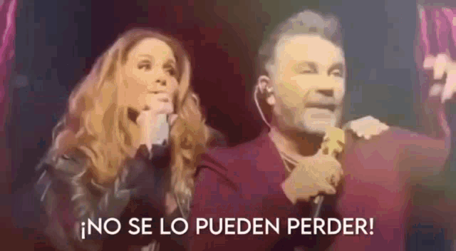 a man and a woman singing into microphones with the words ino se lo pueden perder written below them .