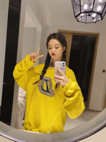 Xu Yiyang Yiyang GIF - Xu Yiyang Yiyang Mirror Selfie GIFs