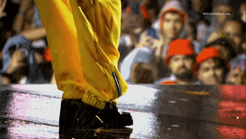 a close up of a person 's feet with the hashtag #rockinriolive on the bottom right