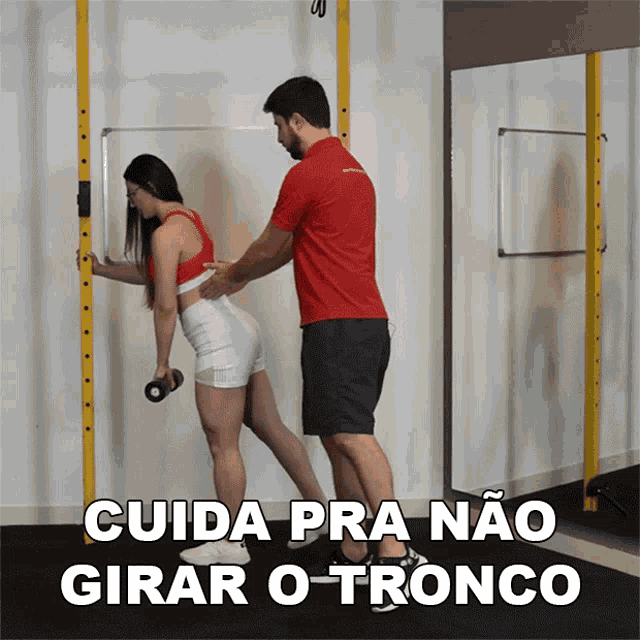 a man helps a woman lift a dumbbell with the words cuida pra nao girar o tronco below