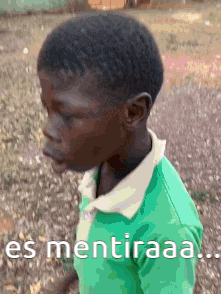 a young boy wearing a green shirt with the words es mentiraa written on it