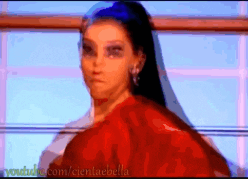 a woman in a red dress with youtube.com/cientabella written on the bottom