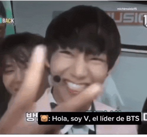 a young man is smiling and giving a peace sign with the words hola soy v el lider de bts on the bottom